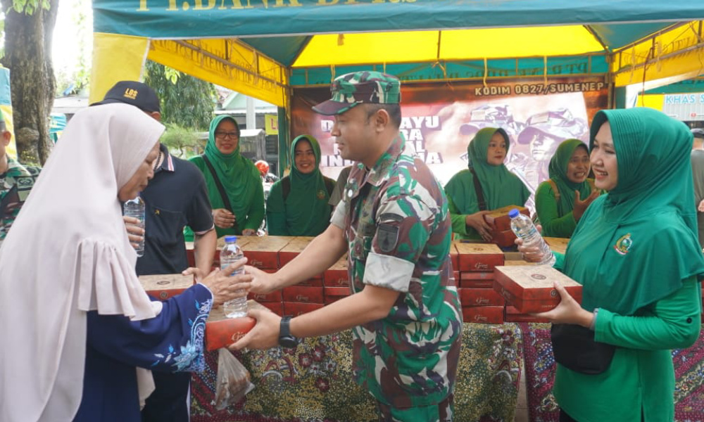 HUT ke-79 TNI, Kodim 0827/Sumenep Bagikan 300 Nasi Kotak Untuk&nbsp;Masyarakat