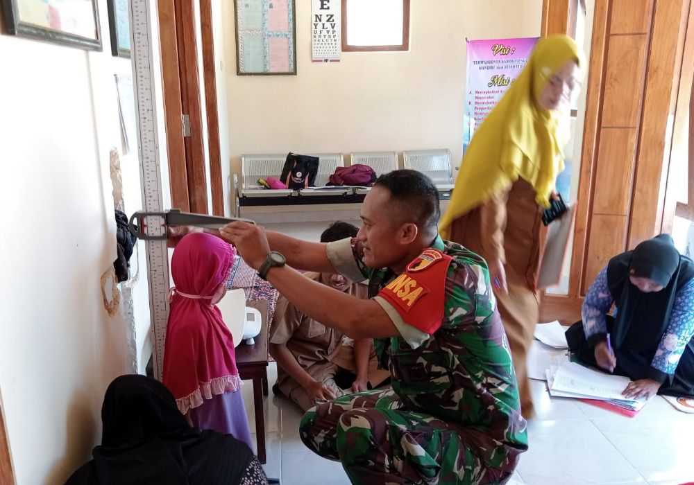 Dampingi Posyandu, Bukti Nyata Babinsa Koramil 0827/06 Saronggi Peduli Kesehatan&nbsp;Balita